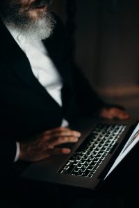 imagen de pexels.com que muestra anciano con un ordenador